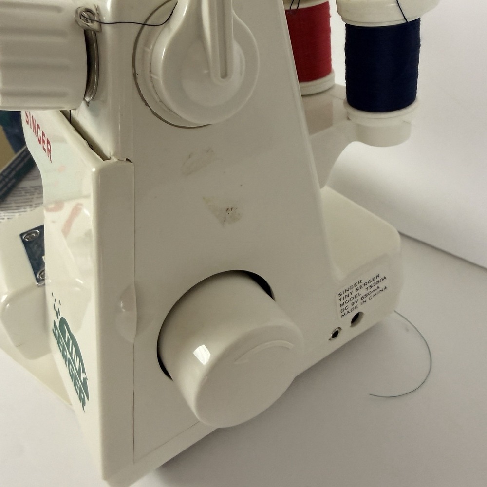 Singer Tiny Serger TS380A Overedging Machine Prethreaded w Box - Picture 4 of 12